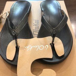 New! Olukai sandals size 9.